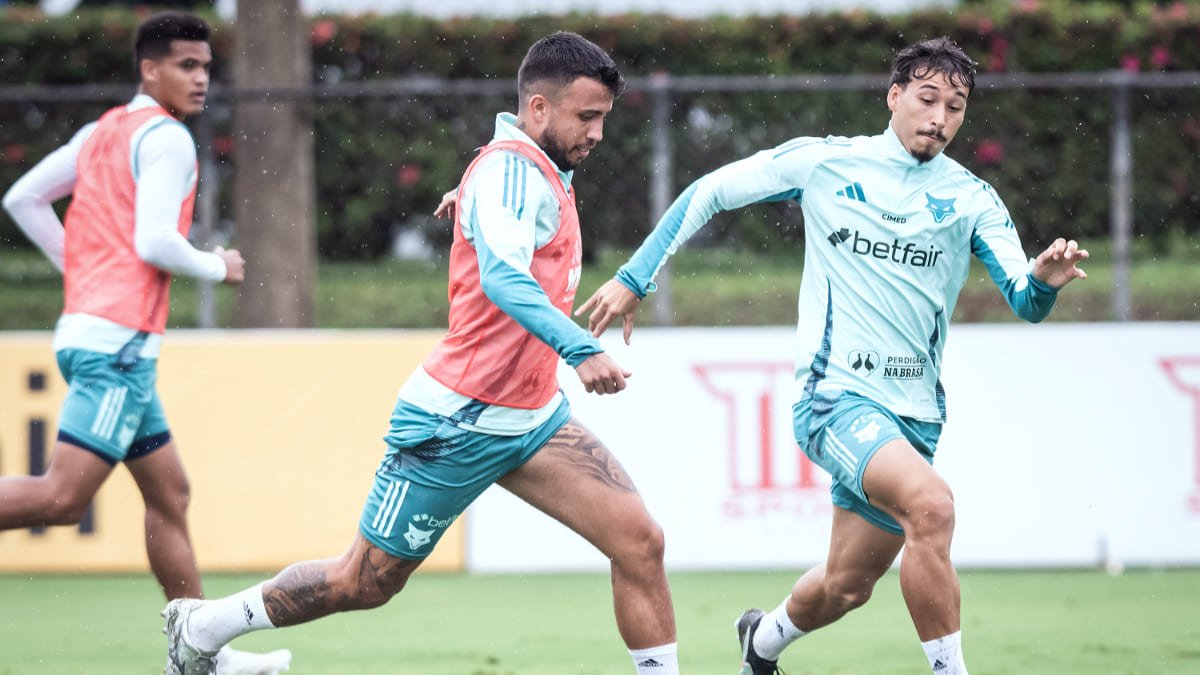 Matheus Henrique e Japa, meio-campistas do Cruzeiro, em treinamento na Toca da Raposa 2, em Belo Horizonte (foto: Gustavo Aleixo/Cruzeiro)