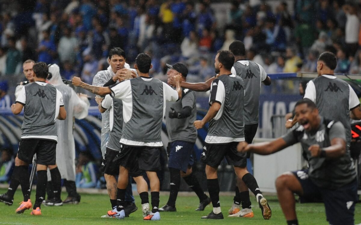 Democrata de Valadares venceu o Cruzeiro por 1 a 0 (foto: Alexandre Guzanshe/EM D.A Press)