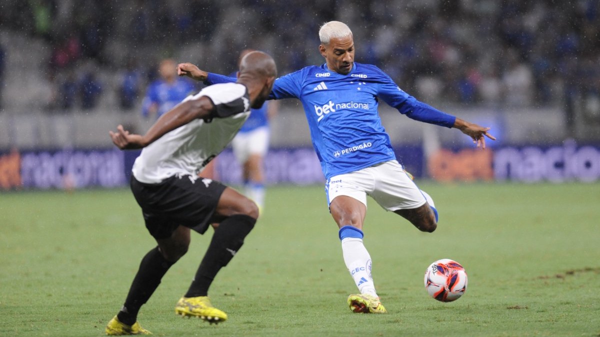 Matheus Pereira em ação pelo Cruzeiro contra o Democrata-GV - (foto: Alexandre Guzanshe/EM/D.A Press - 22/1/2025)