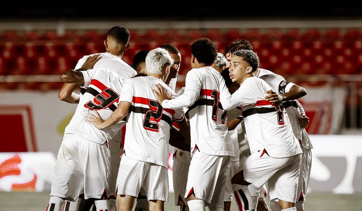 Equipe sub-20 do São Paulo reunida em campo (foto: Divulgação/São Paulo)