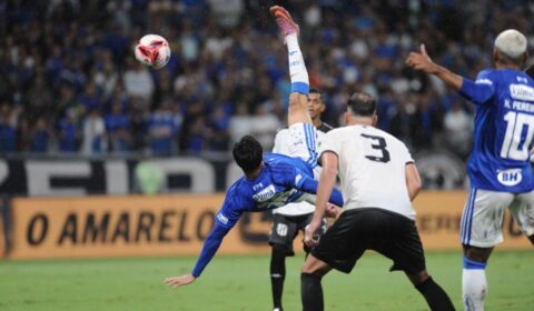 Cruzeiro: goleiro do Democrata-GV impede golaço de bicicleta de Kaio Jorge