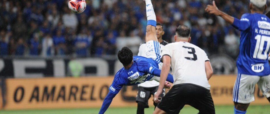 Cruzeiro: goleiro do Democrata-GV impede golaço de bicicleta de Kaio Jorge