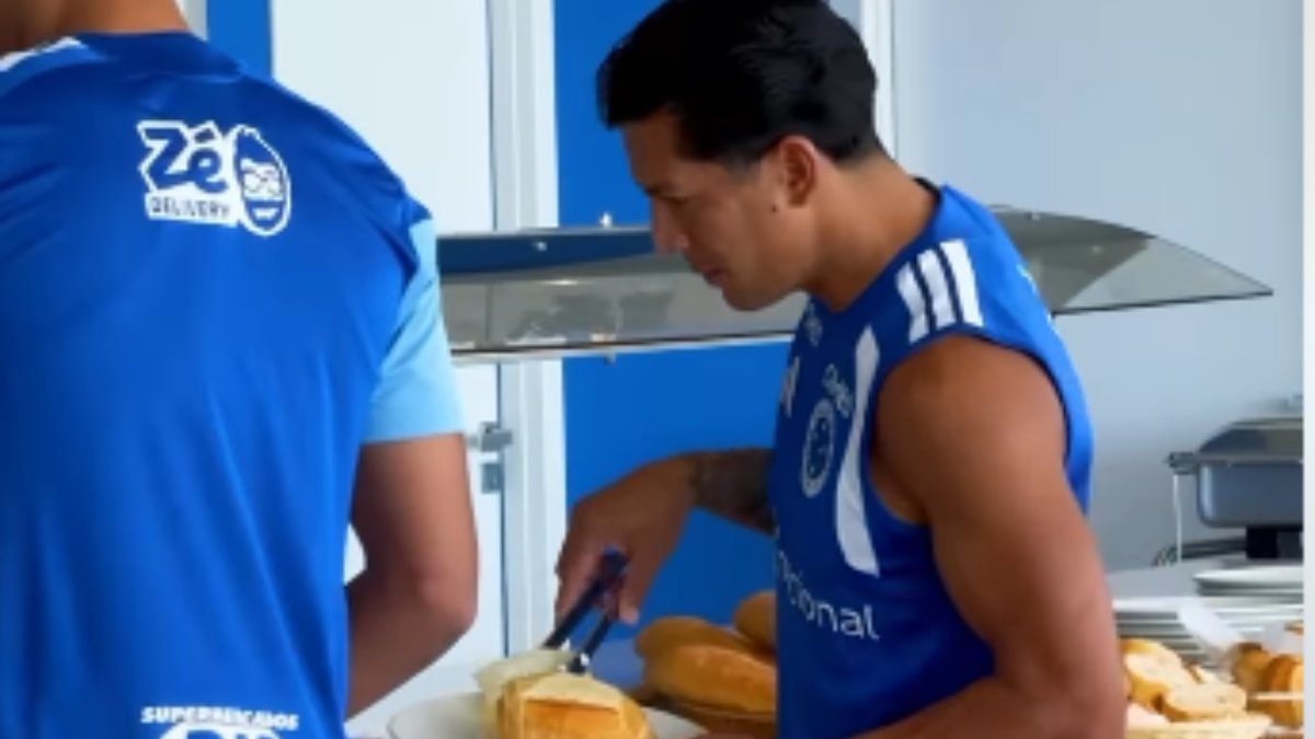 Lucas Romero se alimentou no novo refeitório do Cruzeiro (foto: Reprodução)