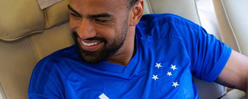 Cruzeiro lança camisa, e torcida reage: ‘Algum milionário pode me presentear?’