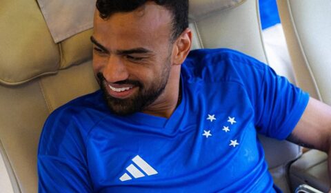 Cruzeiro lança camisa, e torcida reage: ‘Algum milionário pode me presentear?’