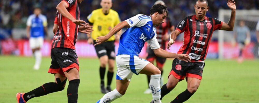 Cruzeiro leva dois golaços e perde para o Pouso Alegre na estreia de Tite