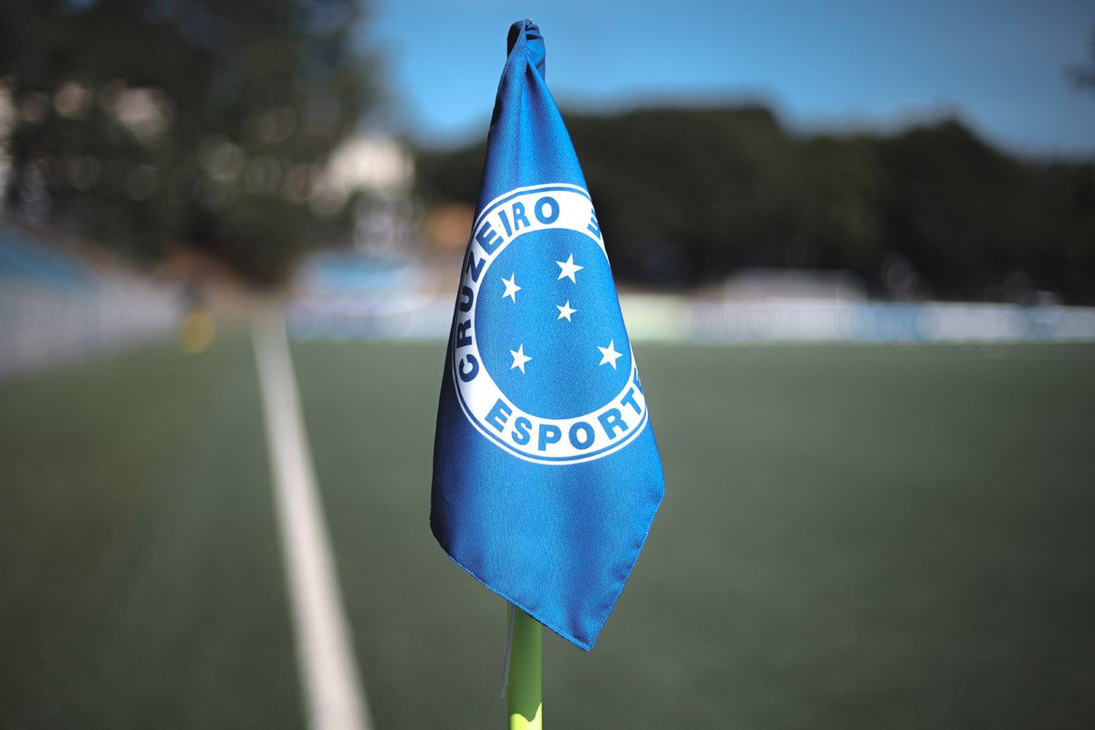 Bandeira de escanteio com escudo do Cruzeiro na Toca da Raposa I (foto: Gustavo Martins/ Cruzeiro)