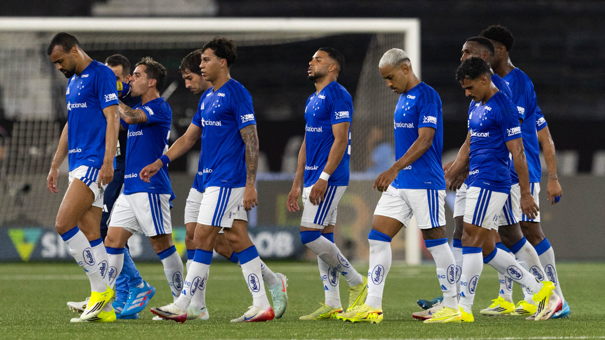 Jogadores do Cruzeiro deixam Nilton Santos, no Rio de Janeiro, após derrota por 4 a 0 para o Botafogo (foto: Thais Magalhães/Cruzeiro)