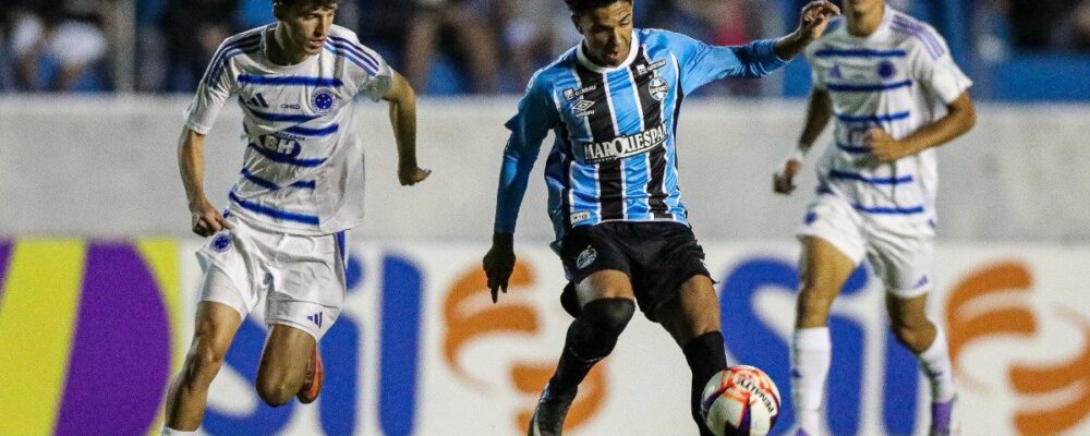Cruzeiro vira no fim, bate Grêmio e avança à final da Copinha