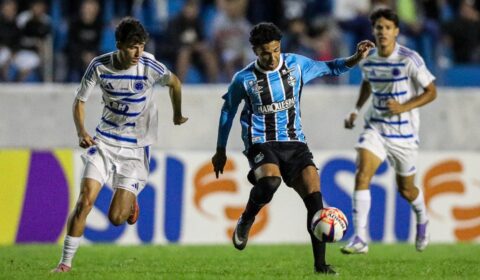 Cruzeiro vira no fim, bate Grêmio e avança à final da Copinha