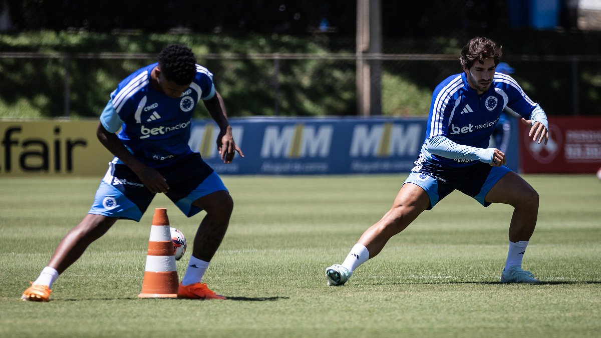 Atletas do Cruzeiro treinando na Toca da Raposa 2, em Belo Horizonte (foto: Gustavo Aleixo/Cruzeiro)
