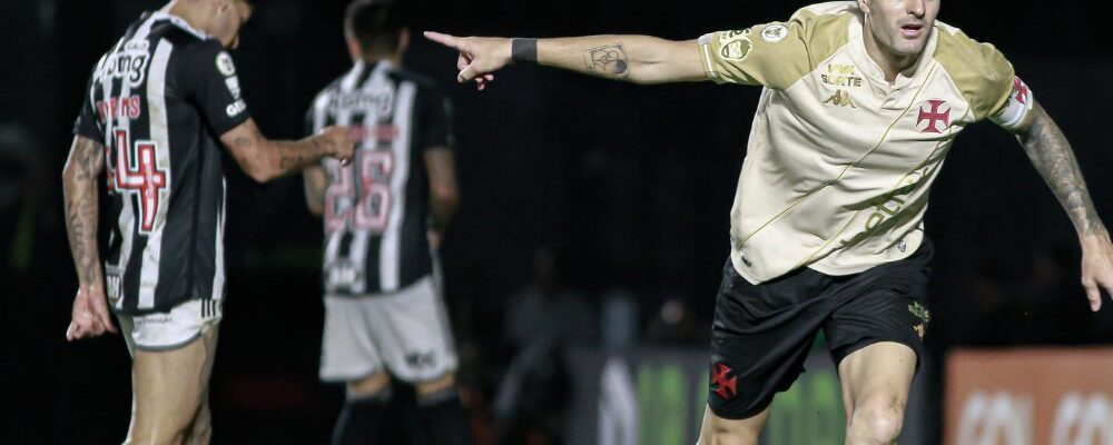 De saída do Brasil, ídolo de time da Série A entra na Justiça por conta de água de R$ 64 mil