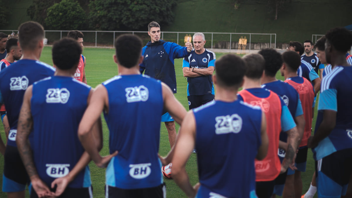 Tite, técnico do Cruzeiro, em conversa com jogadores na Toca da Raposa 2, em Belo Horizonte (foto: Gustavo Martins/Cruzeiro)