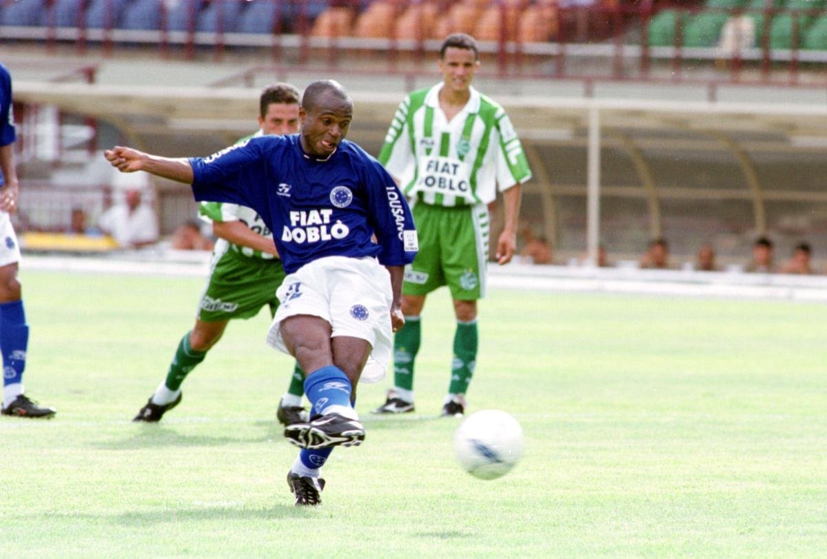 Edílson Capetinha perdeu pênalti na estreia pelo Cruzeiro (foto: Auremar de Castro/Estado de Minas - 26/01/2002)