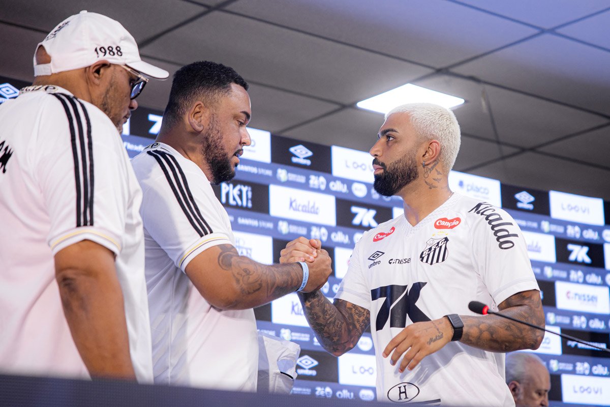 Gabigol cumprimenta membros de torcida organizada em apresentação no Santos (foto: Raul Baretta/ Santos)