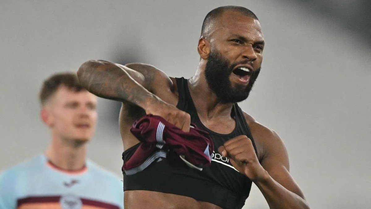 Igor Thiago comemora (foto: Glyn Kirk/AFP)