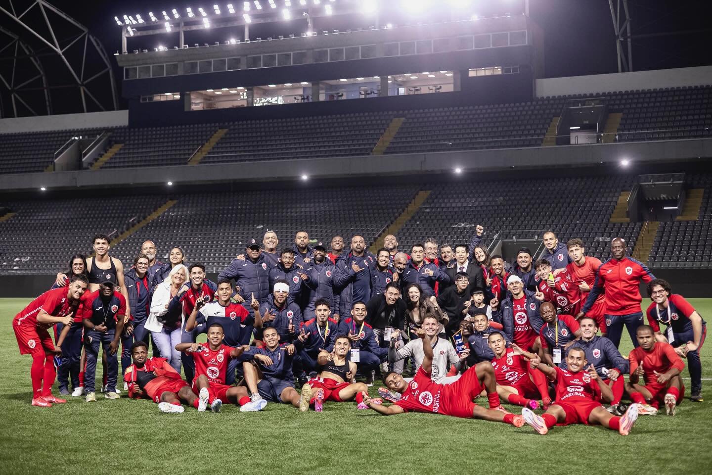 Equipe do Ibrachina reunida em campo, posando para foto (foto: Divulgação Ibrachina)