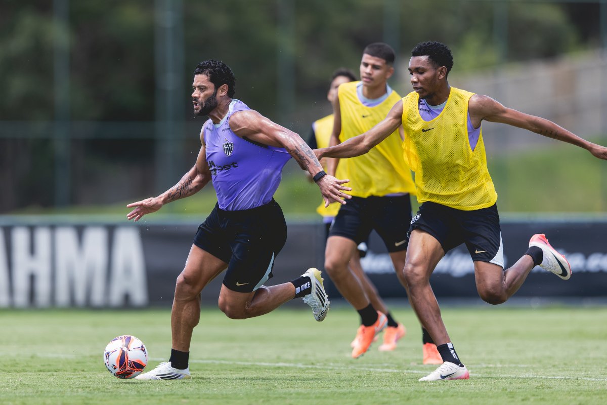 Hulk tenta se desvencilhar de marcação durante treino do Atlético na Cidade do Galo (10/1) (foto: Pedro Souza/Atlético)