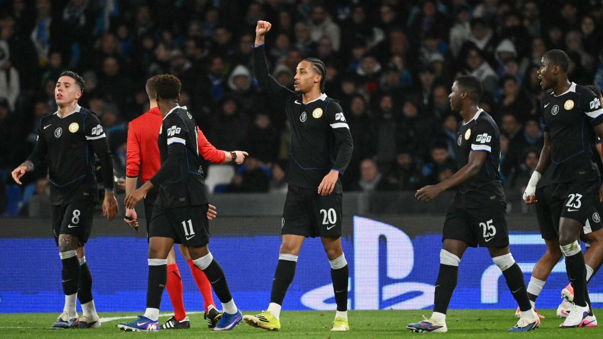 João Pedro (ao centro) comemora gol pelo Chelsea (foto: Alberto PIZZOLI / AFP)