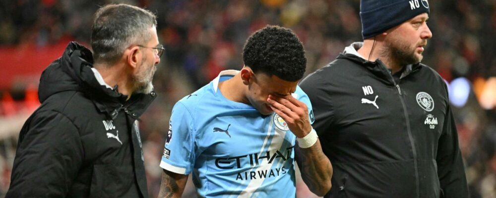 Ex-Atlético, Savinho é criticado por torcedores do City e deixa jogo lesionado