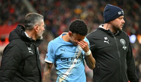 Ex-Atlético, Savinho é criticado por torcedores do City e deixa jogo lesionado