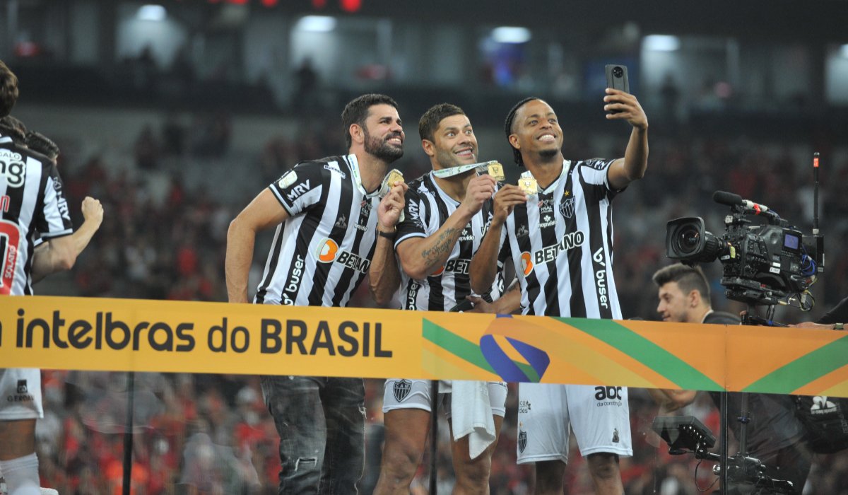 Diego Costa, Hulk e Keno posando para foto com a camisa do Atlético (foto: Ramon Lisboa/EM - 16/12/2021)