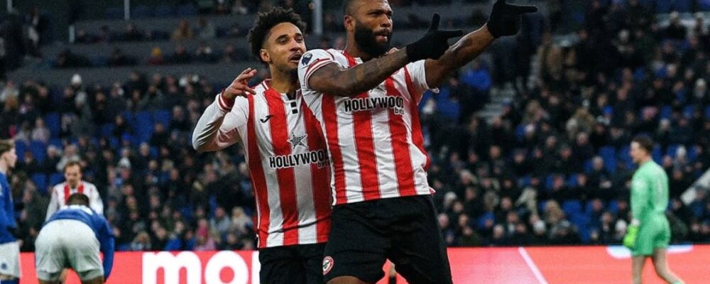 Ex-Cruzeiro faz hat-trick, garante vitória na Premier League e nota 10 em apps