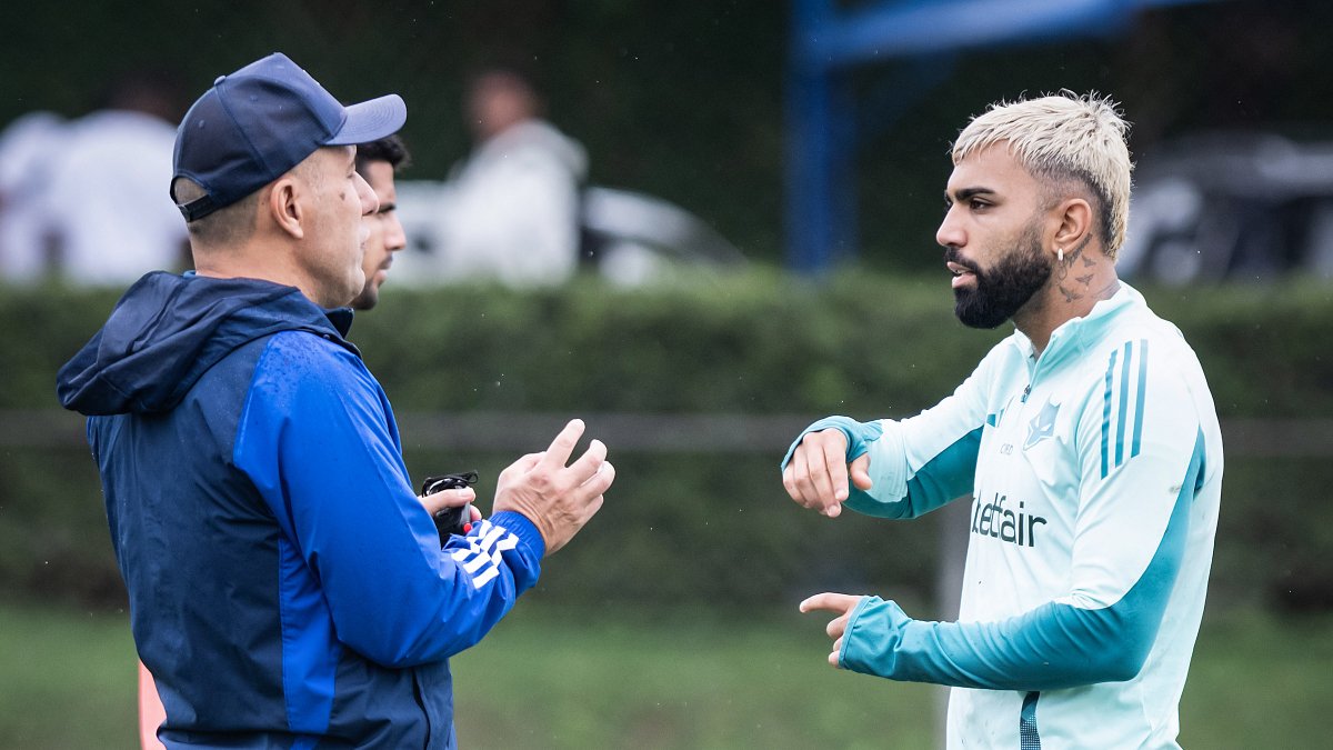 Técnico Leonardo Jardim conversando com o atacante Gabigol (foto: Gustavo Aleixo/Cruzeiro)