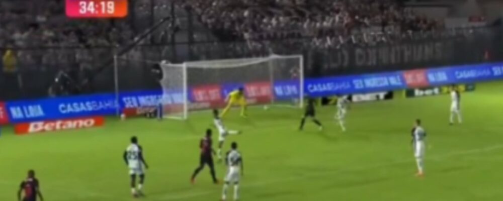 Ex-jogador do Atlético ‘engana’ goleiro em gol do Bragantino contra o Corinthians