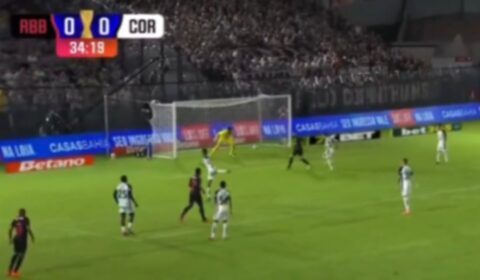Ex-jogador do Atlético ‘engana’ goleiro em gol do Bragantino contra o Corinthians