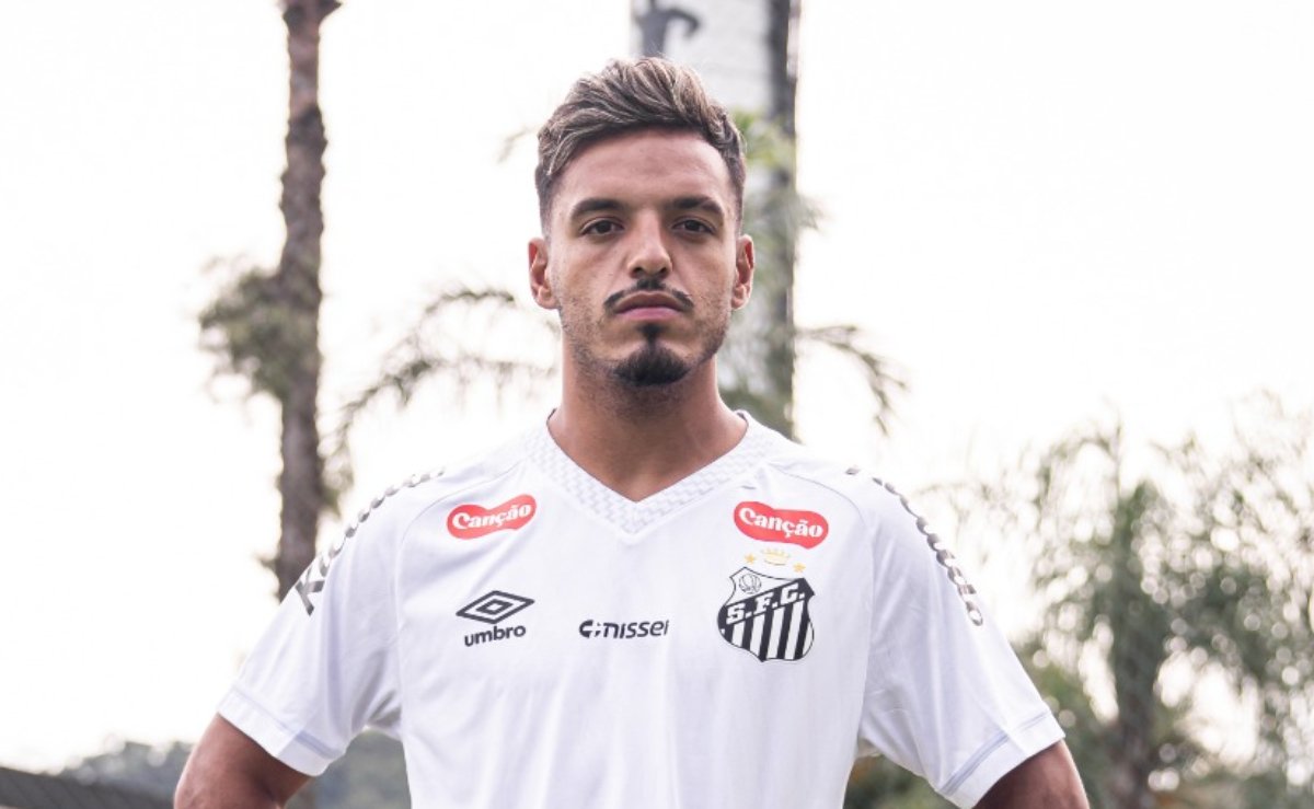 Gabriel Menino com a camisa do Santos (foto: Divulgação/Santos)