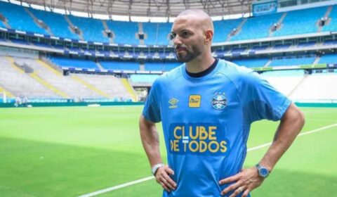 Ídolo do Palmeiras é apresentado no Grêmio e explica transferência