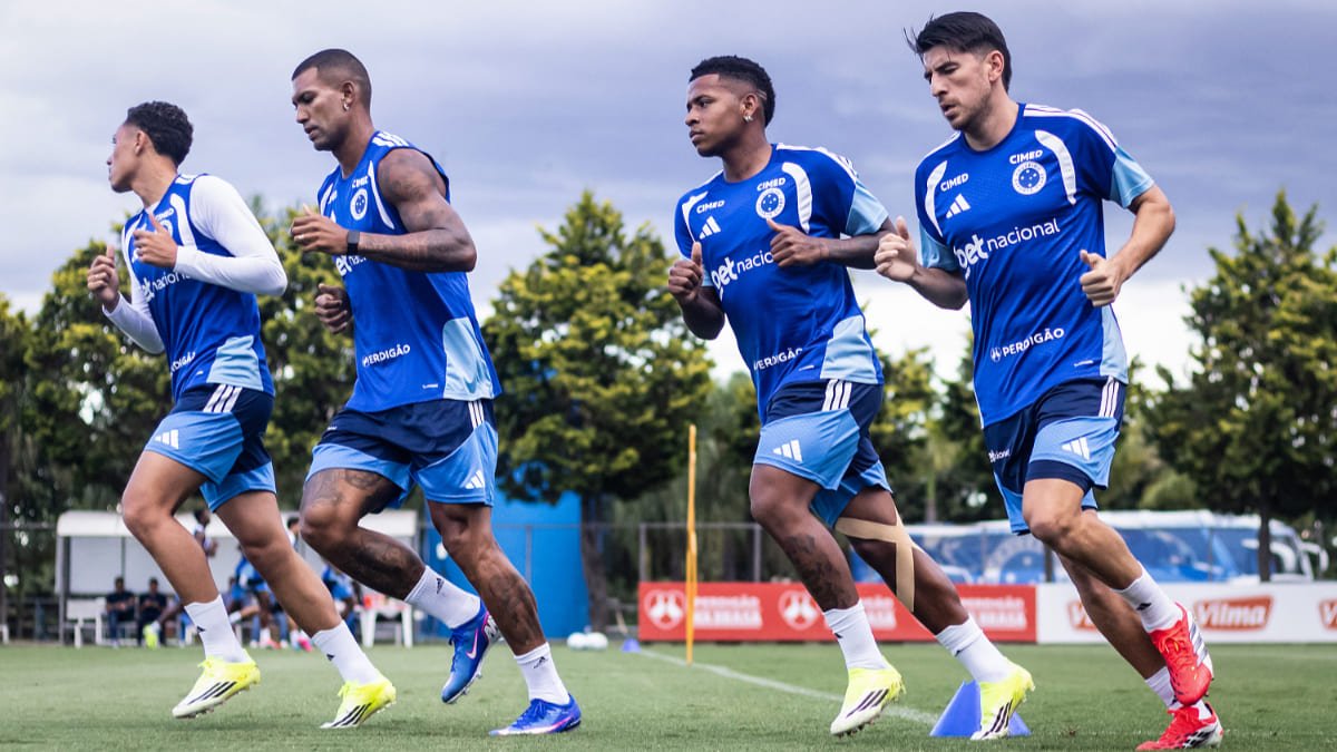 Lateral-direito Kauã Moraes, volante Walace, atacante Arroyo e zagueiro Villalba em treinamento do Cruzeiro na Toca da Raposa (foto: Gustavo Aleixo/Cruzeiro)