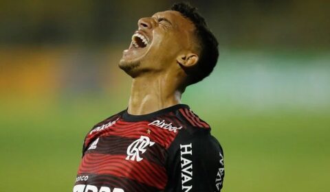 Jogador do Flamengo chega ‘discretamente’ a BH e deve ser anunciado pelo Atlético