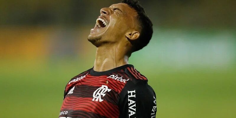Jogador do Flamengo chega ‘discretamente’ a BH e deve ser anunciado pelo Atlético