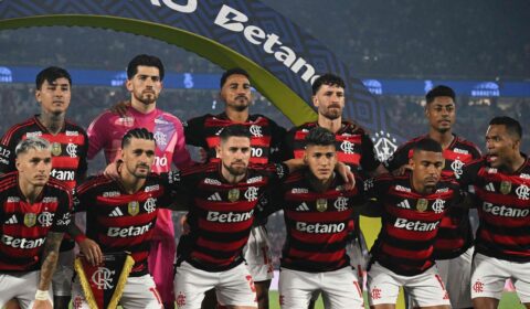 Jogador do Flamengo é ovacionado em estádio de time bicampeão da Champions