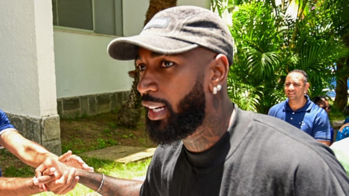 Reforço do Cruzeiro, Gerson chegou a Belo Horizonte sexta-feira (9/1) e foi recepcionado pela torcida (foto: Leandro Couri/EM/D.A Press)