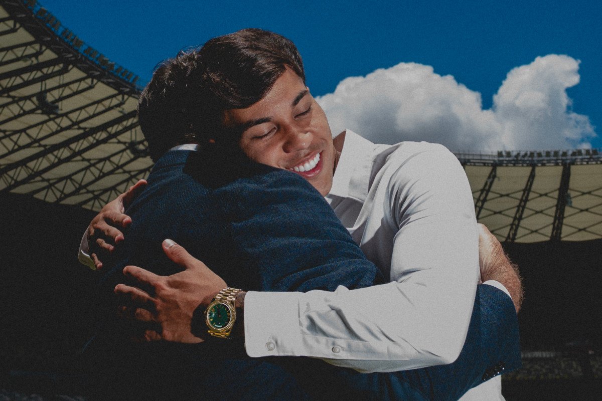 Kaio Jorge abraça Pedro Lourenço, presidente da SAF do Cruzeiro, em renovação de contrato no Mineirão (foto: Yuri Laurindo/Cruzeiro)