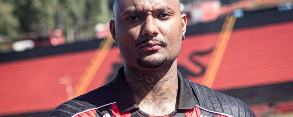 Lateral artilheiro na área! Vitória anuncia a contratação de Luan Cândido