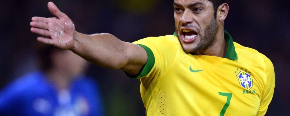 Lenda da Seleção vê Hulk longe de aposentadoria e cobra convocação