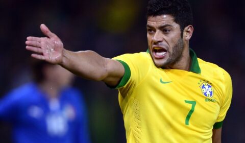 Lenda da Seleção vê Hulk longe de aposentadoria e cobra convocação
