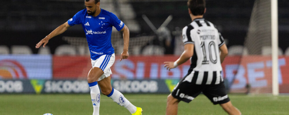 Mauro Cezar reage a lance de Fabrício Bruno em goleada sofrida pelo Cruzeiro