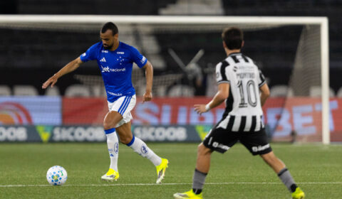 Mauro Cezar reage a lance de Fabrício Bruno em goleada sofrida pelo Cruzeiro