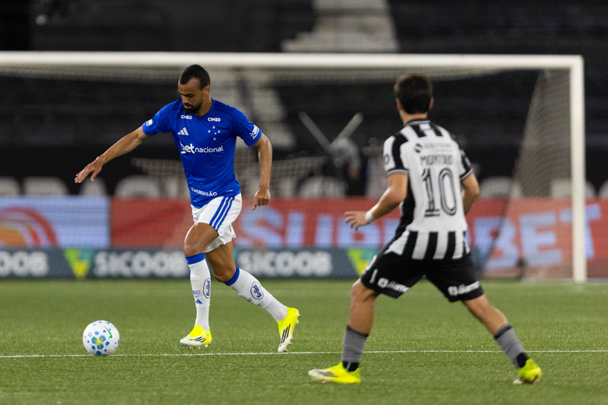 Zagueiro Fabrício Bruno em ação na derrota do Cruzeiro para o Botafogo (foto: Thais Magalhães/Cruzeiro)