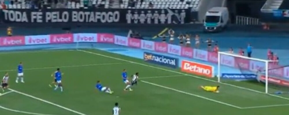 Montoro bagunça defesa do Cruzeiro, e Danilo recebe livre para marcar para o Botafogo