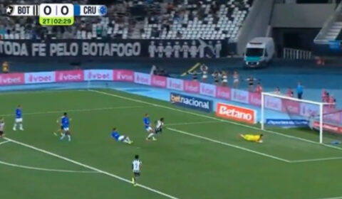 Montoro bagunça defesa do Cruzeiro, e Danilo recebe livre para marcar para o Botafogo