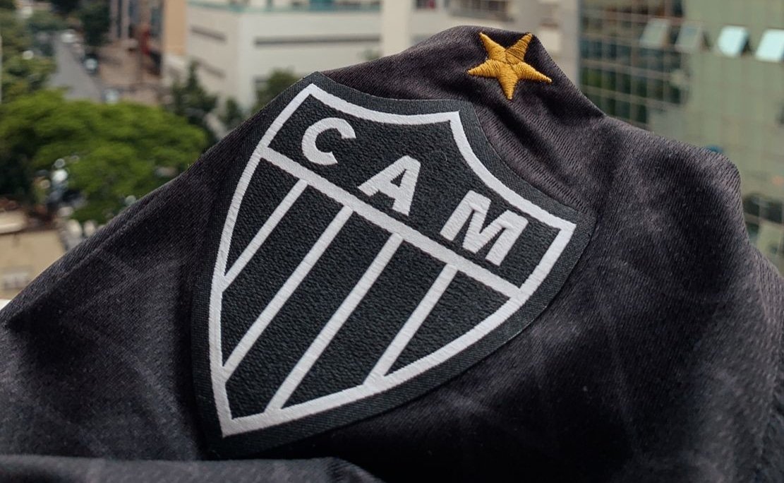 Escudo do Atlético-MG em camisa preta do clube mineiro (foto: Divulgação/Atlético)
