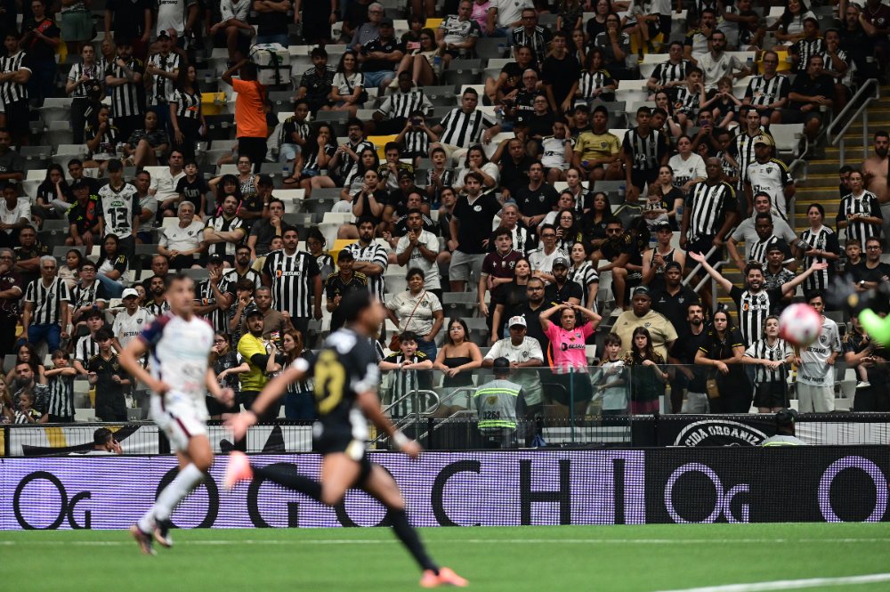 Torcedores do Atlético na Arena MRV durante empate com o Betim, pelo Campeonato Mineiro (foto: Leandro Couri/EM/D.A. Press)
