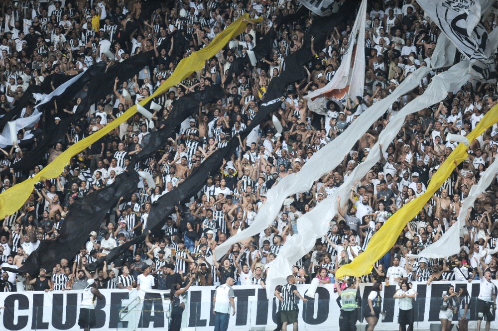 Torcedores do Atlético na Arena MRV antes de clássico contra o Cruzeiro (foto: Alexandre Guzanshe/EM/D.A. Press)
