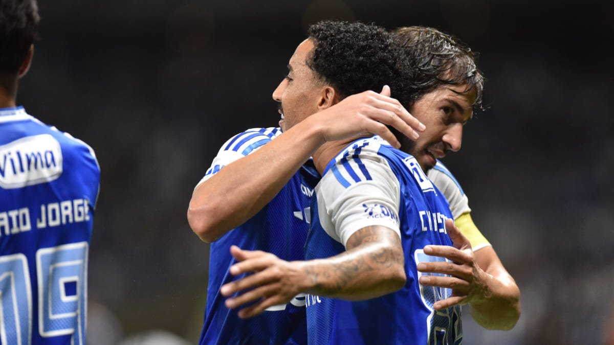 Lucas Silva e Christian, volantes do Cruzeiro, celebrando gol (foto: Ramon Lisboa/EM/D.A. Press)